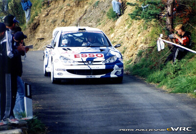 Gilles Panizzi - Hervé Panizzi
41º Rallye Sanremo - Rallye d'Italia 1999. Peugeot 206 WRC (206 MWL 75). Clasificado 2º.

Del 11 al 13 de Octubre, Sanremo, Liguria, Imperia, Italia.
Superficie: asfalto.

El Rally tenia un total de 1384.58 Km de los que 384.88 Km divididos en 18 tramos, eran especiales.

Se inscribieron 124 equipos, tomaron la salida 119, finalizaron 55.

© Piotr Malczewski
@@
Palabras clave: Peugeot;WRC;Sanremo;1999