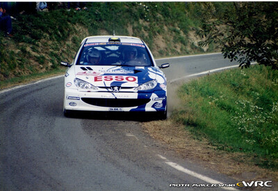 Gilles Panizzi - Hervé Panizzi
41º Rallye Sanremo - Rallye d'Italia 1999. Peugeot 206 WRC (206 MWL 75). Clasificado 2º.

Del 11 al 13 de Octubre, Sanremo, Liguria, Imperia, Italia.
Superficie: asfalto.

El Rally tenia un total de 1384.58 Km de los que 384.88 Km divididos en 18 tramos, eran especiales.

Se inscribieron 124 equipos, tomaron la salida 119, finalizaron 55.

© Piotr Malczewski
@@
Palabras clave: Peugeot;WRC;Sanremo;1999