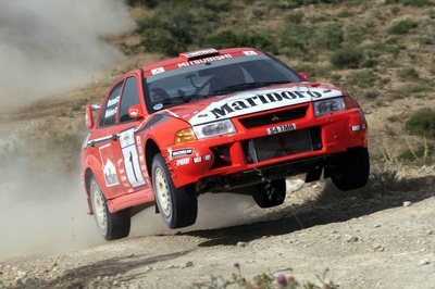 Tommi Mäkinen - Risto Mannisenmäki
46º Acrópolis Rally de Grecia 1999. Mitsubishi Lancer Evo V (S4 TMR). Clasificado 3º.

Del 6 al 9 de Junio, Atenas, Agioi Theodoroi.
Superficie: tierra.

El Rally tenia un total de 1400.91 de los que 376.06 km divididos en 21 tramos eran especiales.

Tomaron la salida 106 equipos, finalizaron 47.@
Palabras clave: ;Mitsubishi;Lancer;Acropolis;Grecia;1991