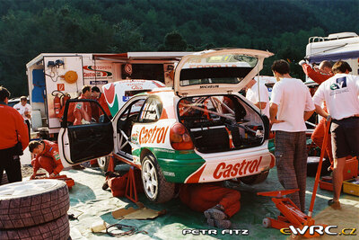 Asistencia del equipo Toyota Castrol Team en el 41º Rallye Sanremo - Rallye d'Italia 1999
En el Toyota Corolla WRC (K-AM 8020) de Didier Auriol - Denis Giraudet, clasificado 3º.

Del 11 al 13 de Octubre, Sanremo, Liguria, Imperia, Italia.
Superficie: asfalto.

El Rally tenia un total de 1384.58 Km de los que 384.88 Km divididos en 18 tramos, eran especiales.

Se inscribieron 124 equipos, tomaron la salida 119, finalizaron 55.

© Petr Fitz
@@
Palabras clave: Toyota;Corolla;WRC;Sanremo;1999
