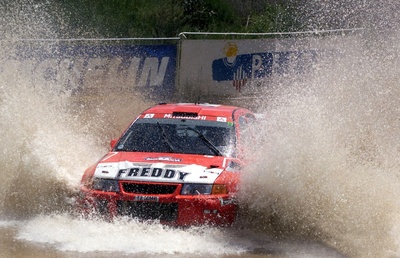 Freddy Loix - Sven Smeets
12º Telstra Rally Australia 1999. Mitsubishi Lancer Evo V (T2 MMR). Clasificado 4º.

Del 4 al 7 de Noviembre, Perth.
Superficie: tierra.

El Rally tenia un total de 1424.33 Km de los que 395.88 Km divididos en 23 tramos eran especiales.

Se inscribieron 89 equipos, tomaron la salida 84, finalizaron 49.@
Palabras clave: ;Mitsubishi;Lancer;Australia;1998