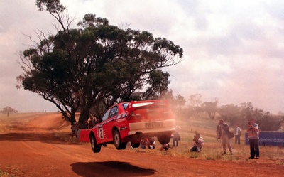 Freddy Loix - Sven Smeets
12º Telstra Rally Australia 1999. Mitsubishi Lancer Evo V (T2 MMR). Clasificado 4º.

Del 4 al 7 de Noviembre, Perth.
Superficie: tierra.

El Rally tenia un total de 1424.33 Km de los que 395.88 Km divididos en 23 tramos eran especiales.

Se inscribieron 89 equipos, tomaron la salida 84, finalizaron 49.@
Palabras clave: Mitsubishi;Lancer;Australia;1999;