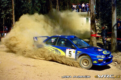 Richard Burns - Robert Reid
33º TAP Rallye de Portugal 1999. Subaru Impreza S5 WRC '99 (S9 SRT). Clasificado 4º.
Subaru World Rally Team

Del 21 al 24 de Marzo, Matosinhos, Porto, Portuigal.
Superficie: tierra.

El Rally tení­a un total de 1768.61 km de los que 399.51 km divididos en 23 tramos eran especiales (dos de ellos fueron cancelados SS18 Arganil - Coja 2 de 20.96 km y SS19 Salgueiro - Gois 2 de 19.70 km).

Se inscribieron 117 equipos, tomaron la salida 117, finalizaron 56.

© Jan Marek
@@
Palabras clave: Subaru;Impreza;WRC;Portugal;2007