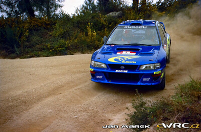 Richard Burns - Robert Reid
33º TAP Rallye de Portugal 1999. Subaru Impreza S5 WRC '99 (S9 SRT). Clasificado 4º.
Subaru World Rally Team

Del 21 al 24 de Marzo, Matosinhos, Porto, Portuigal.
Superficie: tierra.

El Rally tení­a un total de 1768.61 km de los que 399.51 km divididos en 23 tramos eran especiales (dos de ellos fueron cancelados SS18 Arganil - Coja 2 de 20.96 km y SS19 Salgueiro - Gois 2 de 19.70 km).

Se inscribieron 117 equipos, tomaron la salida 117, finalizaron 56.

© Jan Marek
@@
Palabras clave: Subaru;Impreza;WRC;Portugal;2007