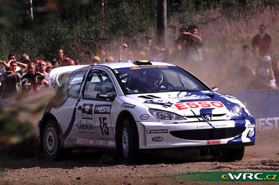 Marcus Grönholm - Timo Rautiainen
49º Neste Rally Finland 1999. Peugeot 206 WRC (206 MWJ 75 / M-4040). Clasificado 4º.
Peugeot Esso

Del 20 al 22 de Agosto, Jyväskylä.
Superficie: tierra.

El Rally tenia un total de 1218.42 km de los que 377.26 km divididos en 23 tramos eran especiales.

Se inscribieron 131 equipos, tomaron la salida 129, finalizaron 64.

© eWRC
@@
Palabras clave: Peugeot;WRC;Finlandia;1999