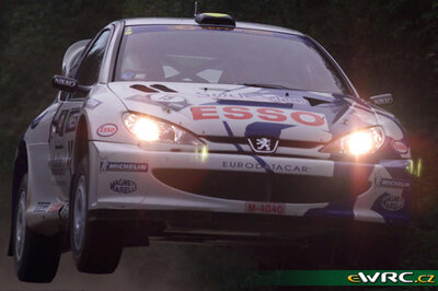 Marcus Grönholm - Timo Rautiainen
49º Neste Rally Finland 1999. Peugeot 206 WRC (206 MWJ 75 / M-4040). Clasificado 4º.
Peugeot Esso

Del 20 al 22 de Agosto, Jyväskylä.
Superficie: tierra.

El Rally tenia un total de 1218.42 km de los que 377.26 km divididos en 23 tramos eran especiales.

Se inscribieron 131 equipos, tomaron la salida 129, finalizaron 64.

© eWRC
@@
Palabras clave: Peugeot;WRC;Finlandia;1999