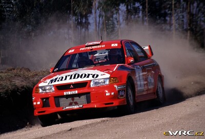Tommi Mäkinen - Risto Mannisenmaki
33º TAP Rallye de Portugal 1999. Mitsubishi Lancer Evo VI (S3 TMR). Clasificado 5º.
Marlboro Mitsubishi Ralliart

Del 21 al 24 de Marzo, Matosinhos, Porto, Portuigal.
Superficie: tierra.

El Rally tení­a un total de 1768.61 km de los que 399.51 km divididos en 23 tramos eran especiales (dos de ellos fueron cancelados SS18 Arganil - Coja 2 de 20.96 km y SS19 Salgueiro - Gois 2 de 19.70 km).

Se inscribieron 117 equipos, tomaron la salida 117, finalizaron 56.

© eWRC
@@
Palabras clave: Mitsubishi;Lancer;Portugal;1999