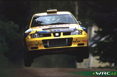 Harri Rovanperä - Risto Pietiläinen
49º Neste Rally Finland 1999. Seat Cordoba WRC Evo2 (B-7729-VG). Clasificado 5º.
Seat Sport

Del 20 al 22 de Agosto, Jyväskylä.
Superficie: tierra.

El Rally tenia un total de 1218.42 km de los que 377.26 km divididos en 23 tramos eran especiales.

Se inscribieron 131 equipos, tomaron la salida 129, finalizaron 64.

© eWRC
@@
Palabras clave: Seat;Cordoba;WRC;Finlandia;1999