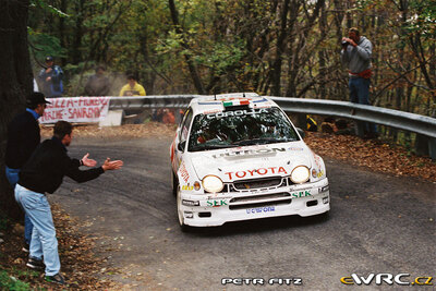 Andrea Aghini - Loris Roggia
41º Rallye Sanremo - Rallye d'Italia 1999. Toyota Corolla WRC (K-AM 4070). Clasificado 5º.
H.F. Grifone SRL

Del 11 al 13 de Octubre, Sanremo, Liguria, Imperia, Italia.
Superficie: asfalto.

El Rally tenia un total de 1384.58 Km de los que 384.88 Km divididos en 18 tramos, eran especiales.

Se inscribieron 124 equipos, tomaron la salida 119, finalizaron 55.

© Petr Fitz
@@
Palabras clave: Toyota;Corolla;WRC;Sanremo;1999