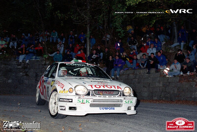 Andrea Aghini - Loris Roggia
41º Rallye Sanremo - Rallye d'Italia 1999. Toyota Corolla WRC (K-AM 4070). Clasificado 5º.
H.F. Grifone SRL

Del 11 al 13 de Octubre, Sanremo, Liguria, Imperia, Italia.
Superficie: asfalto.

El Rally tenia un total de 1384.58 Km de los que 384.88 Km divididos en 18 tramos, eran especiales.

Se inscribieron 124 equipos, tomaron la salida 119, finalizaron 55.

© Zoom Foto - Sergio Biancolli
@@
Palabras clave: Toyota;Corolla;WRC;Sanremo;1999