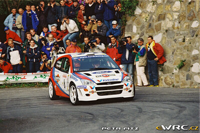 Simon Jean-Joseph - Fred Gallagher
41º Rallye Sanremo - Rallye d'Italia 1999. Ford Focus WRC '99 (S12 FMC). Clasificado 7º.
Ford Motor Co. Ltd.

Del 11 al 13 de Octubre, Sanremo, Liguria, Imperia, Italia.
Superficie: asfalto.

El Rally tenia un total de 1384.58 Km de los que 384.88 Km divididos en 18 tramos, eran especiales.

Se inscribieron 124 equipos, tomaron la salida 119, finalizaron 55.

© Petr Fitz
@@
Palabras clave: Ford;Focus;WRC;Sanremo;1999