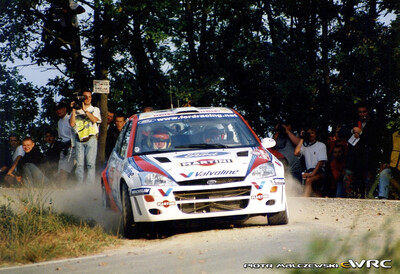 Simon Jean-Joseph - Fred Gallagher
41º Rallye Sanremo - Rallye d'Italia 1999. Ford Focus WRC '99 (S12 FMC). Clasificado 7º.
Ford Motor Co. Ltd.

Del 11 al 13 de Octubre, Sanremo, Liguria, Imperia, Italia.
Superficie: asfalto.

El Rally tenia un total de 1384.58 Km de los que 384.88 Km divididos en 18 tramos, eran especiales.

Se inscribieron 124 equipos, tomaron la salida 119, finalizaron 55.

© Piotr Malczewski
@@
Palabras clave: Ford;Focus;WRC;Sanremo;1999