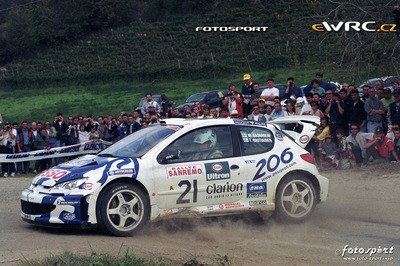 Marcus Grönholm - Timo Rautiainen
41º Rallye Sanremo - Rallye d'Italia 1999. Peugeot 206 WRC (206 MWP 75). Clasificado 8º.
Peugeot Esso

Del 11 al 13 de Octubre, Sanremo, Liguria, Imperia, Italia.
Superficie: asfalto.

El Rally tenia un total de 1384.58 Km de los que 384.88 Km divididos en 18 tramos, eran especiales.

Se inscribieron 124 equipos, tomaron la salida 119, finalizaron 55.

© Fotosport
@@
Palabras clave: Peugeot;WRC;Sanremo;1999