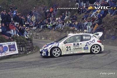 Marcus Grönholm - Timo Rautiainen
41º Rallye Sanremo - Rallye d'Italia 1999. Peugeot 206 WRC (206 MWP 75). Clasificado 8º.
Peugeot Esso

Del 11 al 13 de Octubre, Sanremo, Liguria, Imperia, Italia.
Superficie: asfalto.

El Rally tenia un total de 1384.58 Km de los que 384.88 Km divididos en 18 tramos, eran especiales.

Se inscribieron 124 equipos, tomaron la salida 119, finalizaron 55.

© Fotosport
@@
Palabras clave: Peugeot;WRC;Sanremo;1999
