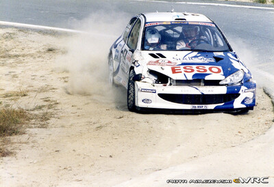 Marcus Grönholm - Timo Rautiainen
41º Rallye Sanremo - Rallye d'Italia 1999. Peugeot 206 WRC (206 MWP 75). Clasificado 8º.
Peugeot Esso

Del 11 al 13 de Octubre, Sanremo, Liguria, Imperia, Italia.
Superficie: asfalto.

El Rally tenia un total de 1384.58 Km de los que 384.88 Km divididos en 18 tramos, eran especiales.

Se inscribieron 124 equipos, tomaron la salida 119, finalizaron 55.

© Piotr Malczewski
@@
Palabras clave: Peugeot;WRC;Sanremo;1999