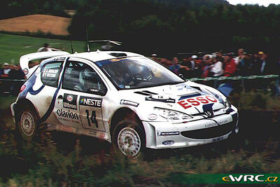 François Delecour - Daniel Grataloup
49º Neste Rally Finland 1999. Peugeot 206 WRC (206 MVB 75). Clasificado 9º.
Peugeot Esso

Del 20 al 22 de Agosto, Jyväskylä.
Superficie: tierra.

El Rally tenia un total de 1218.42 km de los que 377.26 km divididos en 23 tramos eran especiales.

Se inscribieron 131 equipos, tomaron la salida 129, finalizaron 64.

© eWRC
@@
Palabras clave: Finlandia;Peugeot;WRC;1999