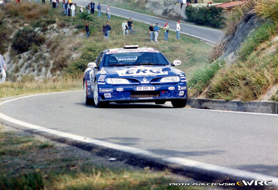 Piero Longhi - Lucio Baggio
41º Rallye Sanremo - Rallye d'Italia 1999. Renault Mégane Maxi (AR 099 ZN). Clasificado 12º.
Treviso Rally Team

Del 11 al 13 de Octubre, Sanremo, Liguria, Imperia, Italia.
Superficie: asfalto.

El Rally tenia un total de 1384.58 Km de los que 384.88 Km divididos en 18 tramos, eran especiales.

Se inscribieron 124 equipos, tomaron la salida 119, finalizaron 55.

© Piotr Malczewski
@@
Palabras clave: Renault;Megane;Maxi;Sanremo;1999