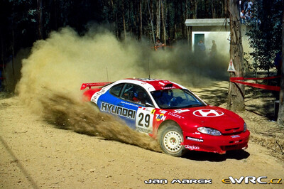 Kenneth Eriksson - Staffan Parmander
33º TAP Rallye de Portugal 1999. Hyundai Coupé Kit Car Evo2 (H20 MSD). Clasificado 14º.
Hyundai Motorsport

Del 21 al 24 de Marzo, Matosinhos, Porto, Portuigal.
Superficie: tierra.

El Rally tení­a un total de 1768.61 km de los que 399.51 km divididos en 23 tramos eran especiales (dos de ellos fueron cancelados SS18 Arganil - Coja 2 de 20.96 km y SS19 Salgueiro - Gois 2 de 19.70 km).

Se inscribieron 117 equipos, tomaron la salida 117, finalizaron 56.

© Jan Marek
@@
Palabras clave: Portugal;Hyundai;Coupe;Kit_Car;1999