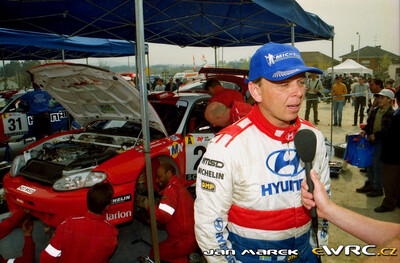 Kenneth Eriksson - Staffan Parmander
33º TAP Rallye de Portugal 1999. Hyundai Coupé Kit Car Evo2 (H20 MSD). Clasificado 14º.
Hyundai Motorsport

Del 21 al 24 de Marzo, Matosinhos, Porto, Portuigal.
Superficie: tierra.

El Rally tení­a un total de 1768.61 km de los que 399.51 km divididos en 23 tramos eran especiales (dos de ellos fueron cancelados SS18 Arganil - Coja 2 de 20.96 km y SS19 Salgueiro - Gois 2 de 19.70 km).

Se inscribieron 117 equipos, tomaron la salida 117, finalizaron 56.

© Jan Marek
@@
Palabras clave: Portugal;Hyundai;Coupe;Kit_Car;1999;Personajes