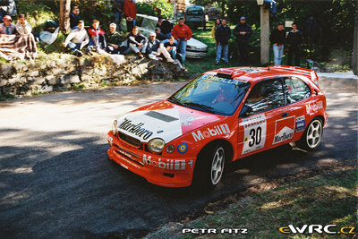 Volkan Isik - Erkan Bodur
41º Rallye Sanremo - Rallye d'Italia 1999. Toyota Corolla WRC (K-AM 5020). Clasificado 15º.
Toyota Mobil Team Turkey

Del 11 al 13 de Octubre, Sanremo, Liguria, Imperia, Italia.
Superficie: asfalto.

El Rally tenia un total de 1384.58 Km de los que 384.88 Km divididos en 18 tramos, eran especiales.

Se inscribieron 124 equipos, tomaron la salida 119, finalizaron 55.

© Petr Fitz
@@
Palabras clave: Toyota;Corolla;WRC;Sanremo;1999