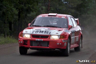 Tommi Mäkinen - Risto Mannisenmäki
49º Neste Rally Finland 1999. Mitsubishi Lancer Evo VI (S3 TMR). Abandonó por el embrague en SS14 Ouninpohja de 34.21 km.
Marlboro Mitsubishi Ralliart

Del 20 al 22 de Agosto, Jyväskylä.
Superficie: tierra.

El Rally tenia un total de 1218.42 km de los que 377.26 km divididos en 23 tramos eran especiales.

Se inscribieron 131 equipos, tomaron la salida 129, finalizaron 64.

© eWRC
@@
Palabras clave: Mitsubishi;Lancer;Finlandia;1999