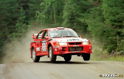 Tommi Mäkinen - Risto Mannisenmäki
49º Neste Rally Finland 1999. Mitsubishi Lancer Evo VI (S3 TMR). Abandonó por el embrague en SS14 Ouninpohja de 34.21 km.
Marlboro Mitsubishi Ralliart

Del 20 al 22 de Agosto, Jyväskylä.
Superficie: tierra.

El Rally tenia un total de 1218.42 km de los que 377.26 km divididos en 23 tramos eran especiales.

Se inscribieron 131 equipos, tomaron la salida 129, finalizaron 64.

© eWRC
@@
Palabras clave: Mitsubishi;Lancer;Finlandia;1999