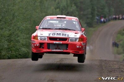 Tommi Mäkinen - Risto Mannisenmäki
49º Neste Rally Finland 1999. Mitsubishi Lancer Evo VI (S3 TMR). Abandonó por el embrague en SS14 Ouninpohja de 34.21 km.
Marlboro Mitsubishi Ralliart

Del 20 al 22 de Agosto, Jyväskylä.
Superficie: tierra.

El Rally tenia un total de 1218.42 km de los que 377.26 km divididos en 23 tramos eran especiales.

Se inscribieron 131 equipos, tomaron la salida 129, finalizaron 64.

© eWRC
@@
Palabras clave: Mitsubishi;Lancer;Finlandia;1999
