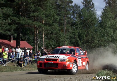 Tommi Mäkinen - Risto Mannisenmäki
49º Neste Rally Finland 1999. Mitsubishi Lancer Evo VI (S3 TMR). Abandonó por el embrague en SS14 Ouninpohja de 34.21 km.
Marlboro Mitsubishi Ralliart

Del 20 al 22 de Agosto, Jyväskylä.
Superficie: tierra.

El Rally tenia un total de 1218.42 km de los que 377.26 km divididos en 23 tramos eran especiales.

Se inscribieron 131 equipos, tomaron la salida 129, finalizaron 64.

© eWRC
@@
Palabras clave: Mitsubishi;Lancer;Finlandia;1999
