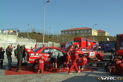 Asistencia del Equipo Marlboro Mitsubishi Ralliart en el 33º TAP Rallye de Portugal 1999
2# Mitsubishi Carisma GT Evo VI (S33 TMR) de Marcus Grönholm - Timo Rautiainen. Abandonó por la transmisión del coche en SS16 Arganil - Coja 1 de 20.96 Km.

1# Mitsubishi Lancer Evo VI (S3 TMR) de Tommi Mäkinen - Risto Mannisenmaki, clasificado 5º.

Del 21 al 24 de Marzo, Matosinhos, Porto, Portuigal.
Superficie: tierra.

El Rally tení­a un total de 1768.61 km de los que 399.51 km divididos en 23 tramos eran especiales (dos de ellos fueron cancelados SS18 Arganil - Coja 2 de 20.96 km y SS19 Salgueiro - Gois 2 de 19.70 km).

Se inscribieron 117 equipos, tomaron la salida 117, finalizaron 56.

© eWRC
@@@
Palabras clave: Mitsubishi;Carisma;Portugal;1999;Asistencias