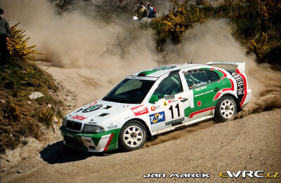 Armin Schwarz - Manfred Hiemer
33º TAP Rallye de Portugal 1999. Škoda Octavia WRC (MBS 94-06). Abandonó por el embrague en SS9 Cabreira 2 de 27.60 km.
Skoda Motorsport

Del 21 al 24 de Marzo, Matosinhos, Porto, Portuigal.
Superficie: tierra.

El Rally tení­a un total de 1768.61 km de los que 399.51 km divididos en 23 tramos eran especiales (dos de ellos fueron cancelados SS18 Arganil - Coja 2 de 20.96 km y SS19 Salgueiro - Gois 2 de 19.70 km).

Se inscribieron 117 equipos, tomaron la salida 117, finalizaron 56.

© Jan Marek
@@
Palabras clave: Skoda;Octavia;WRC;Portugal;1999