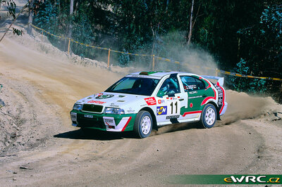 Armin Schwarz - Manfred Hiemer
33º TAP Rallye de Portugal 1999. Škoda Octavia WRC (MBS 94-06). Abandonó por el embrague en SS9 Cabreira 2 de 27.60 km.
Skoda Motorsport

Del 21 al 24 de Marzo, Matosinhos, Porto, Portuigal.
Superficie: tierra.

El Rally tení­a un total de 1768.61 km de los que 399.51 km divididos en 23 tramos eran especiales (dos de ellos fueron cancelados SS18 Arganil - Coja 2 de 20.96 km y SS19 Salgueiro - Gois 2 de 19.70 km).

Se inscribieron 117 equipos, tomaron la salida 117, finalizaron 56.

© Teams
@@
Palabras clave: Skoda;Octavia;WRC;Portugal;1999