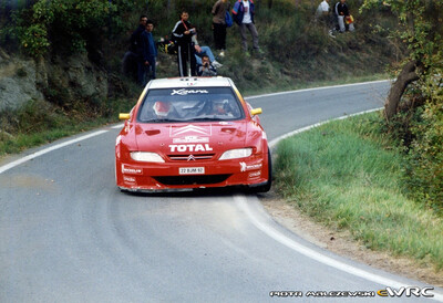 Philippe Bugalski - Jean-Paul Chiaroni
41º Rallye Sanremo - Rallye d'Italia 1999. Citroën Xsara Kit Car (22 BJM 92). Abandonó por accidente en SS18 Colle Langan 2 de 40.61 km.
Automobiles Citroën

Del 11 al 13 de Octubre, Sanremo, Liguria, Imperia, Italia.
Superficie: asfalto.

El Rally tenia un total de 1384.58 Km de los que 384.88 Km divididos en 18 tramos, eran especiales.

Se inscribieron 124 equipos, tomaron la salida 119, finalizaron 55.

© Piotr Malczewski
@@
Palabras clave: Citroen;Kit_Car;Sanremo;1999