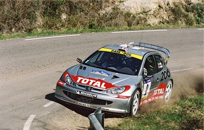 Didier Auriol - Denis Giraudet
37º Rally Catalunya Costa-Brava 2001. Peugeot 206 WRC (206 NLK 75). Clasificado 1º.
Peugeot Total

Del 22 al 25 de Marzo, Lloret de Mar, Girona, Catalunya, España.
Superficie: asfalto.

El Rally tenia un total de 1779.13 km de los que 383.18 km divididos en 18 tramos eran especiales, (una de ellas fue cancelada SS12 La Riba 2 de 35.89 Km).

Se inscribieron 79 equipos, tomaron la salida 76, finalizaron 36.

© Petr Fitz
@
Palabras clave: Peugeot;WRC;Catalunya;Costa_Brava;2001;España;Spain