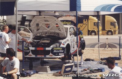 Asistencia del Equipo Ford Motor Co. Ltd. en el 48º Acropolis Rally 2001
En el Ford Focus WRC '01 (Y4 FMC) de Colin McRae - Nicky Grist, clasificado 1º.
Ford Motor Co. Ltd.

Del 14 al 17 de Junio, Atenas, Grecia.
Superficie: tierra.

El Rally tenia un total de 1613.98 km de los que 387.41 km divididos en 20 tramos eran especiales ((uno de ellos fue cancelado SS5 Elatia de 31.40 Km).

Tomaron la salida 110 equipos, finalizaron 47.

© George Faskiotis
@
Palabras clave: Ford;Focus;WRC;Grecia;Acropolis;2001