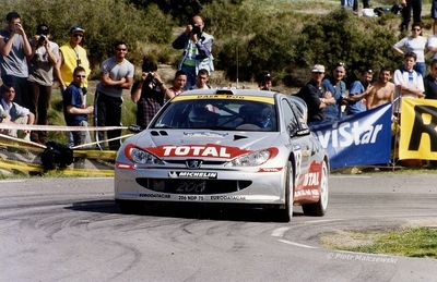 Gilles Panizzi - Hervé Panizzi
37º Rallye Catalunya - Costa Brava - Rallye de España 2001. Peugeot 206 WRC (206 NDP 75). Clasificado 2º.
Peugeot Total

Del 22 al 25 de Marzo, Lloret de Mar, Girona, Catalunya, España.
Superficie: asfalto.

El Rally tenia un total de 1779.13 km de los que 383.18 km divididos en 18 tramos eran especiales, (una de ellas fue cancelada SS12 La Riba 2 de 35.89 Km).

Se inscribieron 79 equipos, tomaron la salida 76, finalizaron 36.

© Piotr Malczewski
@
Palabras clave: Peugeot;WRC;Catalunya;Costa_Brava;2001;España;Spain