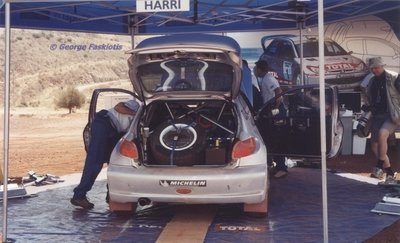 Asistencia del Equipo Peugeot Total en el 48º Acropolis Rally 2001
En los Peugeot 206 WRC de:

16# Harri Rovanperä - Risto Pietiläinen, clasificado 3º

1# Marcus Grönholm - Timo Rautiainen, abandonó por la presión de aceite en SS3 3 Inohori 1 de 23.00 km.

Del 14 al 17 de Junio, Atenas, Grecia.
Superficie: tierra.

El Rally tenia un total de 1613.98 km de los que 387.41 km divididos en 20 tramos eran especiales ((uno de ellos fue cancelado SS5 Elatia de 31.40 Km).

Tomaron la salida 110 equipos, finalizaron 47.

© George Faskiotis
@@
Palabras clave: Asistencias;Peugeot;WRC;Acropolis;2001