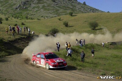 Tommi Mäkinen - Risto Mannisenmäki
48º Acropolis Rally 2001. Mitsubishi Lancer Evo 6.5 (W2 MMR). Clasificado 4º.
Marlboro Mitsubishi Ralliart

Del 14 al 17 de Junio, Atenas, Grecia.
Superficie: tierra.

El Rally tenia un total de 1613.98 km de los que 387.41 km divididos en 20 tramos eran especiales ((uno de ellos fue cancelado SS5 Elatia de 31.40 Km).

Tomaron la salida 110 equipos, finalizaron 47.

© eWRC
@
Palabras clave: Mitsubishi;Lancer;Acropolis;Grecia;2001