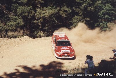 Tommi Mäkinen - Risto Mannisenmäki
48º Acropolis Rally 2001. Mitsubishi Lancer Evo 6.5 (W2 MMR). Clasificado 4º.

Del 14 al 17 de Junio, Atenas, Grecia.
Superficie: tierra.

El Rally tenia un total de 1613.98 km de los que 387.41 km divididos en 20 tramos eran especiales ((uno de ellos fue cancelado SS5 Elatia de 31.40 Km).

Tomaron la salida 110 equipos, finalizaron 47.

© George Faskiotis
@@
Palabras clave: Mitsubishi;Lancer;Acropolis;Grecia;2001