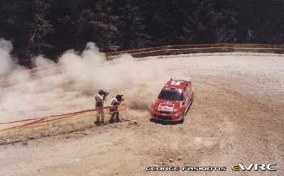 Tommi Mäkinen - Risto Mannisenmäki
48º Acropolis Rally 2001. Mitsubishi Lancer Evo 6.5 (W2 MMR). Clasificado 4º.
Marlboro Mitsubishi Ralliart

Del 14 al 17 de Junio, Atenas, Grecia.
Superficie: tierra.

El Rally tenia un total de 1613.98 km de los que 387.41 km divididos en 20 tramos eran especiales ((uno de ellos fue cancelado SS5 Elatia de 31.40 Km).

Tomaron la salida 110 equipos, finalizaron 47.

© George Faskiotis
@
Palabras clave: Acropolis;Grecia;Mitsubishi;Lancer;2001