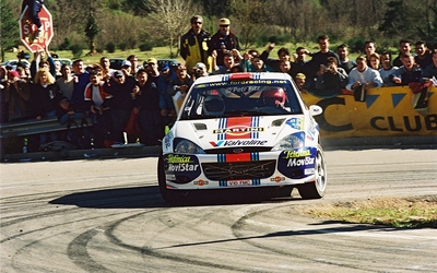 Carlos Sainz Cenamor - Lui­s Moya
37º Rallye Catalunya - Costa Brava - Rallye de España 2001. Ford Focus WRC '01 (V10 FMC). Clasificado 5º.
Ford Motor Co. Ltd.

Del 22 al 25 de Marzo, Lloret de Mar, Girona, Catalunya, España.
Superficie: asfalto.

El Rally tenia un total de 1779.13 km de los que 383.18 km divididos en 18 tramos eran especiales, (una de ellas fue cancelada SS12 La Riba 2 de 35.89 Km).

Se inscribieron 79 equipos, tomaron la salida 76, finalizaron 36.

© Petr Fitz
@
Palabras clave: Ford;Focus;WRC;Catalunya;Costa_Brava;España;2001;Spain