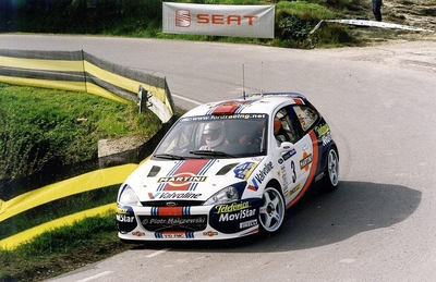 Carlos Sainz Cenamor - Lui­s Moya
37º Rallye Catalunya - Costa Brava - Rallye de España 2001. Ford Focus WRC '01 (V10 FMC). Clasificado 5º.
Ford Motor Co. Ltd.

Del 22 al 25 de Marzo, Lloret de Mar, Girona, Catalunya, España.
Superficie: asfalto.

El Rally tenia un total de 1779.13 km de los que 383.18 km divididos en 18 tramos eran especiales, (una de ellas fue cancelada SS12 La Riba 2 de 35.89 Km).

Se inscribieron 79 equipos, tomaron la salida 76, finalizaron 36.

© Piotr Malczewski
@
Palabras clave: Ford;Focus;WRC;Catalunya;Costa_Brava;España;2001;Spain