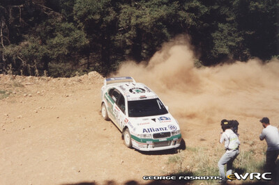 Armin Schwarz - Manfred Hiemer
48º Acropolis Rally 2001. Skoda Octavia WRC Evo2 (MBO 12-30). Clasificado 7º.
Skoda Motorsport

Del 14 al 17 de Junio, Atenas, Grecia.
Superficie: tierra.

El Rally tenia un total de 1613.98 km de los que 387.41 km divididos en 20 tramos eran especiales ((uno de ellos fue cancelado SS5 Elatia de 31.40 Km).

Tomaron la salida 110 equipos, finalizaron 47.

© George Faskiotis
@
Palabras clave: Skoda;Octavia;WRC;Grecia;Acropolis;2001