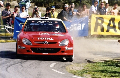 Philippe Bugalski - Jean-Paul Chiaroni
37º Rallye Catalunya - Costa Brava - Rallye de España 2001. Citroën Xsara WRC (26 CSP 92). Clasificado 8º.
Automobiles Citroën

Del 22 al 25 de Marzo, Lloret de Mar, Girona, Catalunya, España.
Superficie: asfalto.

El Rally tenia un total de 1779.13 km de los que 383.18 km divididos en 18 tramos eran especiales, (una de ellas fue cancelada SS12 La Riba 2 de 35.89 Km).

Se inscribieron 79 equipos, tomaron la salida 76, finalizaron 36.

© Piotr Malczewski
@
Palabras clave: Citroen;Xsara;Catalunya;Costa_Brava;2001