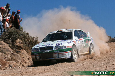 Bruno Thiry - Stéphane Prévot
48º Acropolis Rally 2001. Skoda Octavia WRC Evo2 (MBO 12-30). Clasificado 7º.
Skoda Motorsport

Del 14 al 17 de Junio, Atenas, Grecia.
Superficie: tierra.

El Rally tenia un total de 1613.98 km de los que 387.41 km divididos en 20 tramos eran especiales ((uno de ellos fue cancelado SS5 Elatia de 31.40 Km).

Tomaron la salida 110 equipos, finalizaron 47.

© eWRC
@@
Palabras clave: Skoda;Octavia;WRC;Grecia;Acropolis;2001