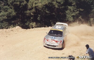 Marcus Grönholm - Timo Rautiainen
48º Acropolis Rally 2001. Peugeot 206 WRC (327 NQZ 75). Abandonó por la presión de aceite en SS3 Inohori 1 de 23 km.
Peugeot Total

Del 14 al 17 de Junio, Atenas, Grecia.
Superficie: tierra.

El Rally tenia un total de 1613.98 km de los que 387.41 km divididos en 20 tramos eran especiales ((uno de ellos fue cancelado SS5 Elatia de 31.40 Km).

Tomaron la salida 110 equipos, finalizaron 47.

© George Faskiotis
@
Palabras clave: Peugeot;WRC;Grecia;Acropolis;2001