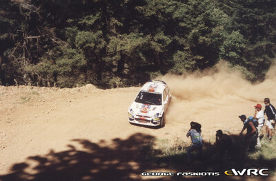 Carlos Sainz - Luis Moya
48º Acropolis Rally 2001. Ford Focus WRC 01 (Y3 FMC). Abandonó por motor en SS20 Elatia - Rengini 2 de 38.69 km.

Del 14 al 17 de Junio, Atenas, Grecia.
Superficie: tierra.

El Rally tenia un total de 1613.98 km de los que 387.41 km divididos en 20 tramos eran especiales ((uno de ellos fue cancelado SS5 Elatia de 31.40 Km).

Tomaron la salida 110 equipos, finalizaron 47.

© George Faskiotis
@
Palabras clave: Ford;Focus;WRC;Grecia;Acropolis;2001
