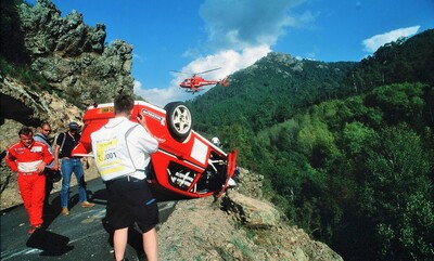 Tommi Mäkinen - Risto Mannisenmaki
45º Rallye Tour de Corse-Rallye de Francia 2001. Mitsubishi Lancer WRC (Y5 MMR). Abandonó por el accidente de la foto en SS5 Ocana - Radicale 2 de 27.64 Km.
Marlboro Mitsubishi Ralliart

A causa de este accidente se acabó suspendiendo el tramo.

Del 18 al 21 de Octubre, Ajaccio
Superficie: asfalto.

El Rally constaba de 3 etapas y un total de 903.50 Km de los que 394.04 Km divididos en 16 tramos eran especiales (uno de ellos fue cancelado SS5 Ocana - Radicale 2 de 27.64 Km por el accidente de Tommi Makinen).

Se inscribieron 93 equipos, tomaron la salida 85, finalizaron 50.
@
Palabras clave: Mitsubishi;Lancer;WRC;Corse;Corcega;2001;Crash
