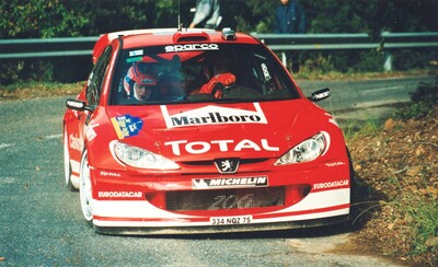 Marcus Grönholm - Timo Rautiainen
39º Rallye Catalunya - Costa Brava - Rallye de España 2003. Peugeot 206 WRC (945 NVB 75). Clasificado 6º.

Del 24 al 26 de Octubre, Lloret de Mar, Girona, Catalunya, España.
Superficie: asfalto.

El Rally tenia un total de 1553.72 Km de los que 381.18 Km divididos en 22 tramos eran especiales.

Se inscribieron 49 equipos, tomaron la salida 47, finalizaron 33.@
Palabras clave: Peugeot;WRC;Catalunya;2003;Spain