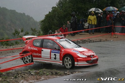Gilles Panizzi - Hervé Panizzi
47º Tour de Corse - Rallye de France 2003. Peugeot 206 WRC (283 NNN 75). Clasificado 6º.
Marlboro Peugeot Total

Del 17 al 19 de Octubre, Ajaccio.
Superficie: asfalto.

El Rally tení­a un total de 971.75 km de los que 397.40 km divididos en 16 tramos eran especiales.

Se inscribieron 71 equipos, tomaron la salida 62, finalizaron 34.

© Petr Fitz
@@
Palabras clave: Peugeot;WRC;Corse;Corcega;2003