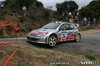 Cédric Robert - Gérald Bedon
47º Tour de Corse - Rallye de France 2003. Peugeot 206 WRC (4854 YW 69). Clasificado 12º.
Equipe de France FFSA

Del 17 al 19 de Octubre, Ajaccio.
Superficie: asfalto.

El Rally tení­a un total de 971.75 km de los que 397.40 km divididos en 16 tramos eran especiales.

Se inscribieron 71 equipos, tomaron la salida 62, finalizaron 34.

© Petr Fitz
@@
Palabras clave: Peugeot;WRC;Corse;Corcega;2003